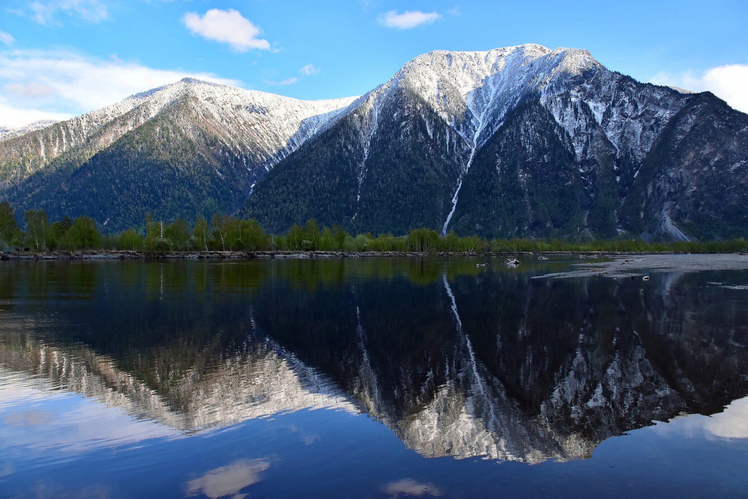 Lake_Teletskoye.jpg